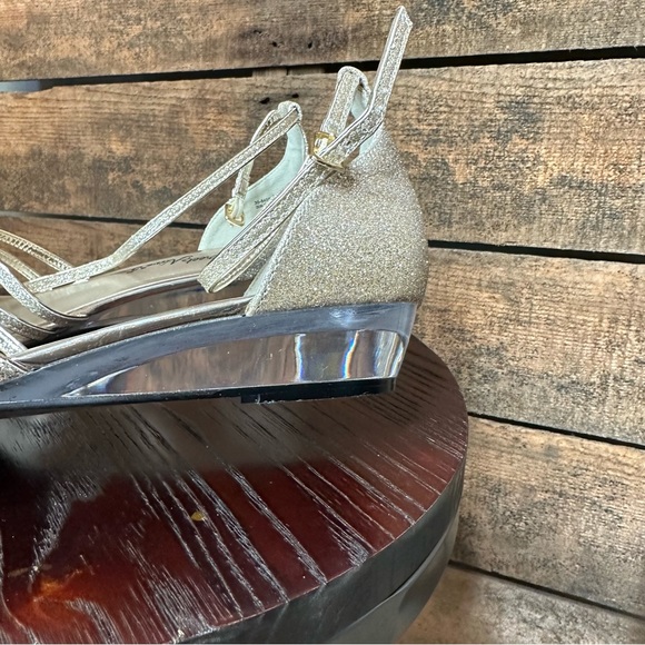 Easy Street Strappy Wedge Sandals in Gold women’s size 9 1/2W - Picture 4 of 8